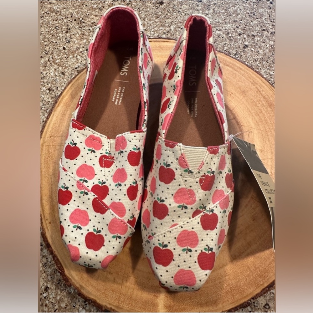 TOMS Venice Collection Apple Print Slip-On, BNWT rare print, size 7.5